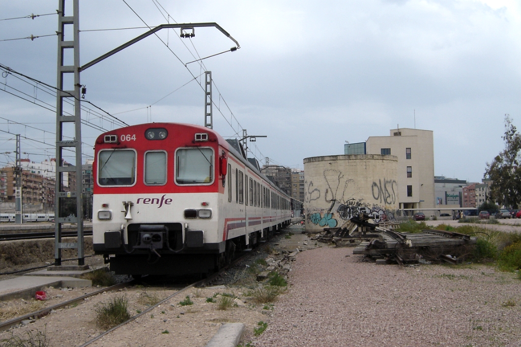 1341-0018-220507.jpg - Renfe 592.064-0 / Alicante - Estacion de Madrid 22.5.2007