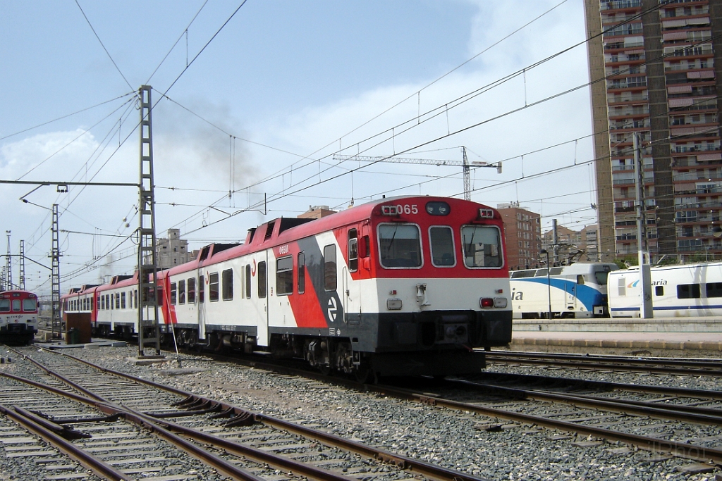 1341-0020-220507.jpg - Renfe 592.065-7 + 063-2 / Alicante - Estacion de Madrid 22.5.2007