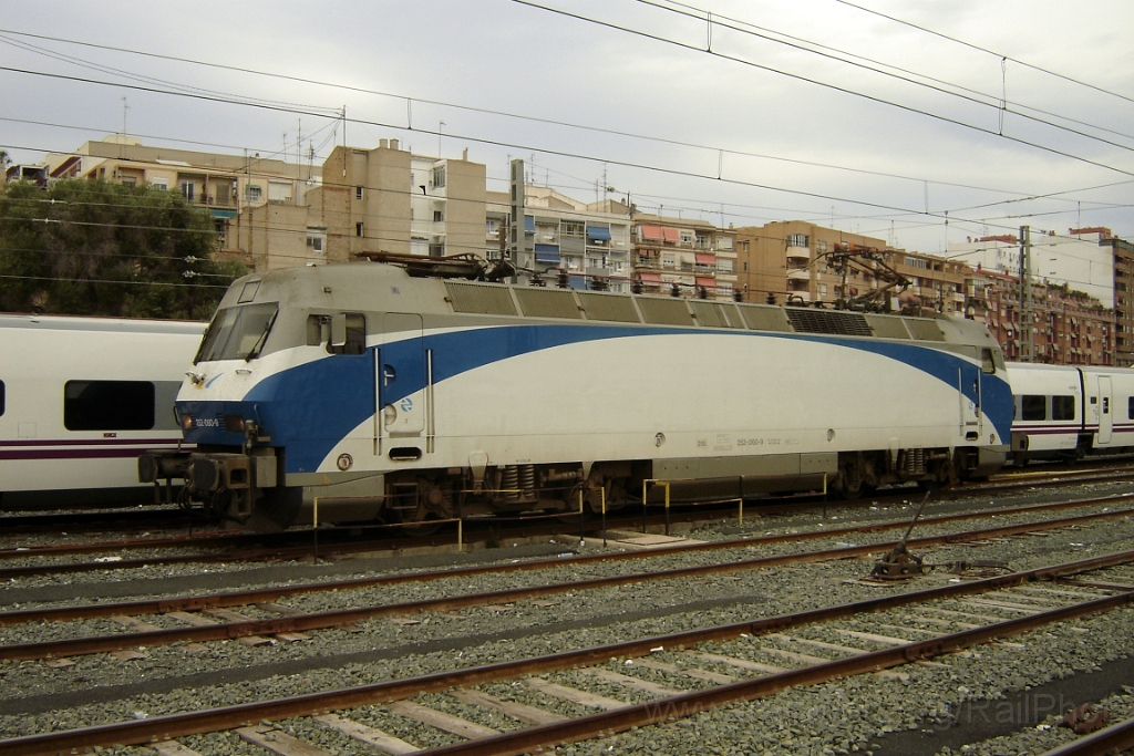 1435-0019-241007.jpg - Renfe 252.060-9 / Alicante - Estacion de Madrid 24.10.2007