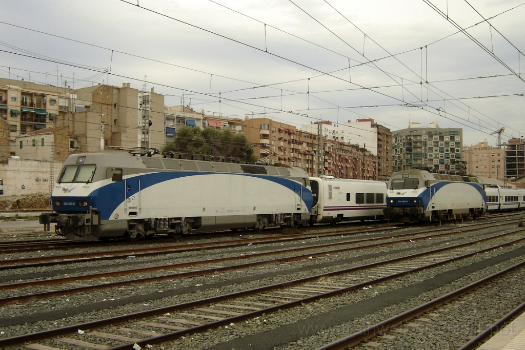 1435-0025-241007.jpg - Renfe 252.013-8 + 060-9 / Alicante - Estacion de Madrid 24.10.2007