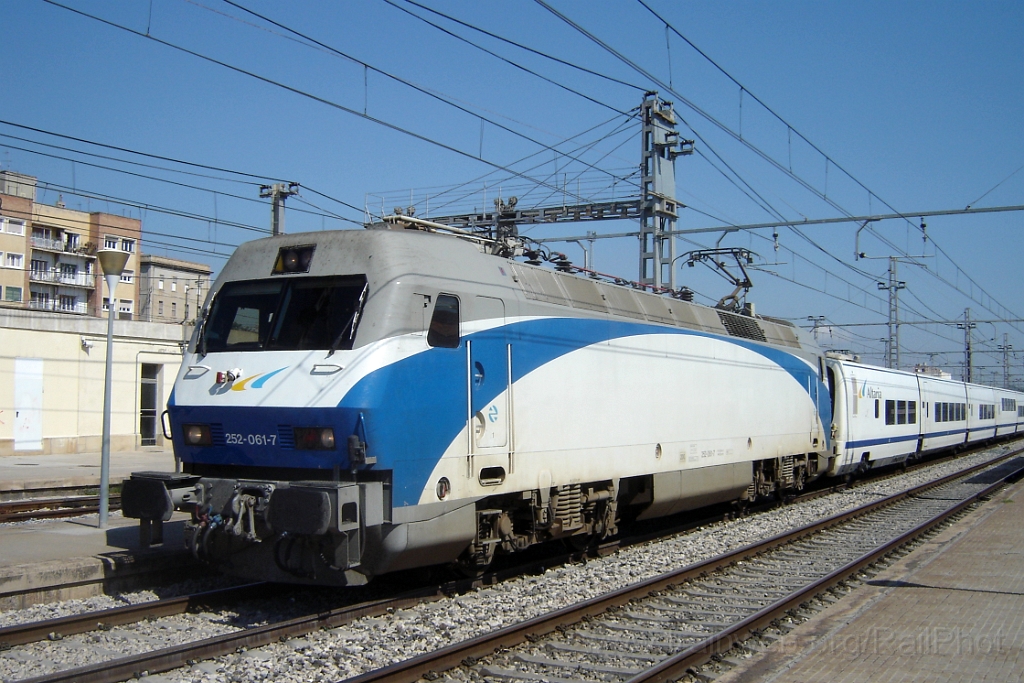 1100-0047-220905.jpg - Renfe 252.061-7 / Sant Vicenç de Calders 22.9.2005