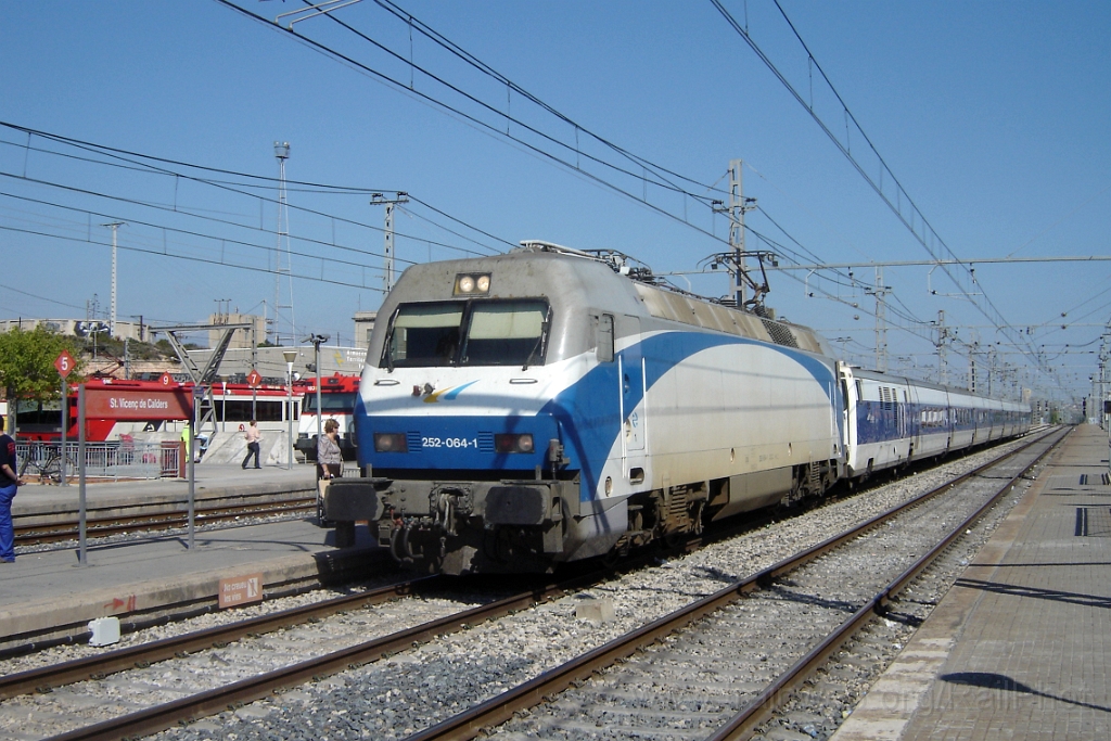 1102-0004-220905.jpg - Renfe 252.064-1 / Sant Vicenç de Calders 22.9.2005