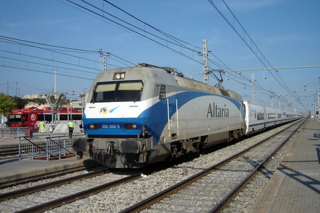 1102-0047-220905.jpg - Renfe 252.052-6 / Sant Vicenç de Calders 22.9.2005