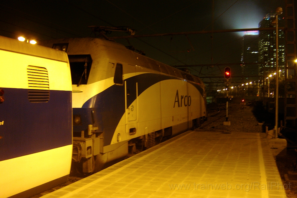 1127-0042-301005.jpg - Renfe 252.044-3 / Barcelona - Estació de França 30.10.2005