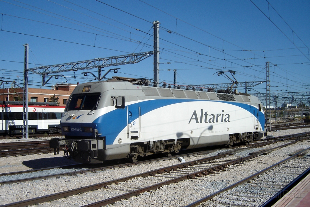 1095-0042-190905.jpg - Renfe 252.039-3 / Madrid-Chamartin 19.9.2005
