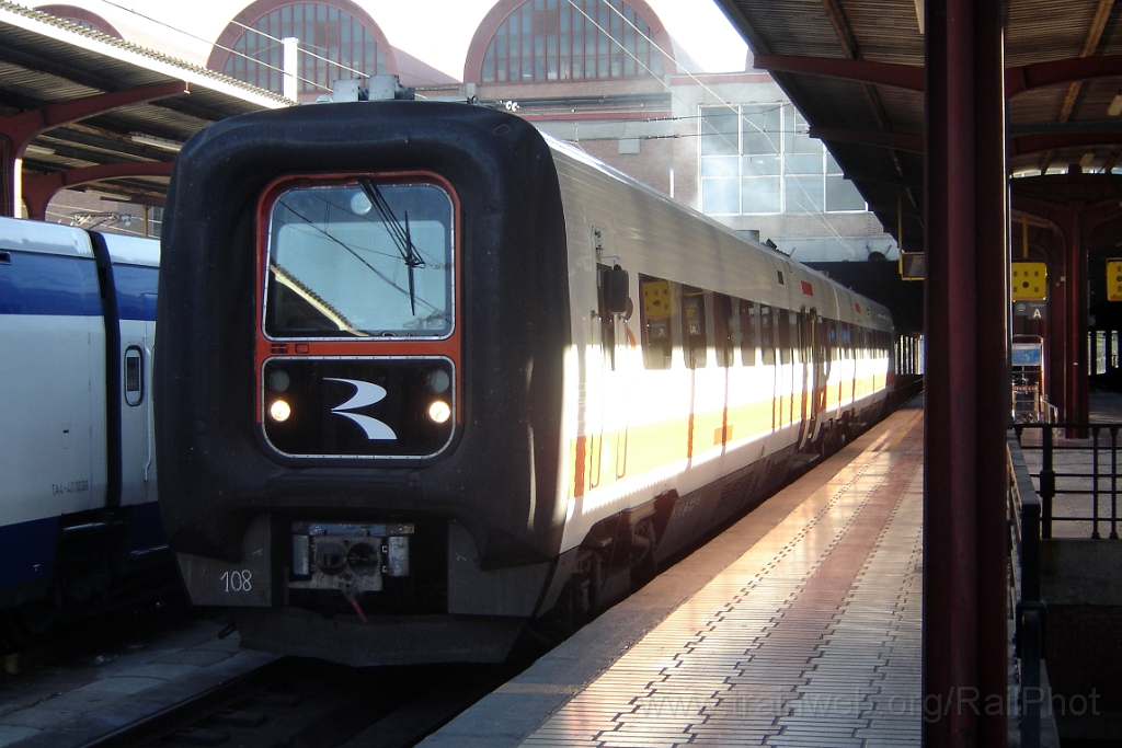 1098-0015-190905.jpg - Renfe 594.108-3 / Madrid-Chamartin 19.9.2005
