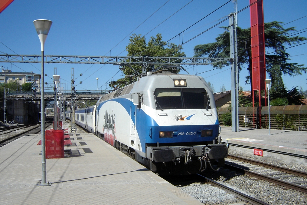 1098-0034-200905.jpg - Renfe 252.042-7 / Villalba 20.9.2005
