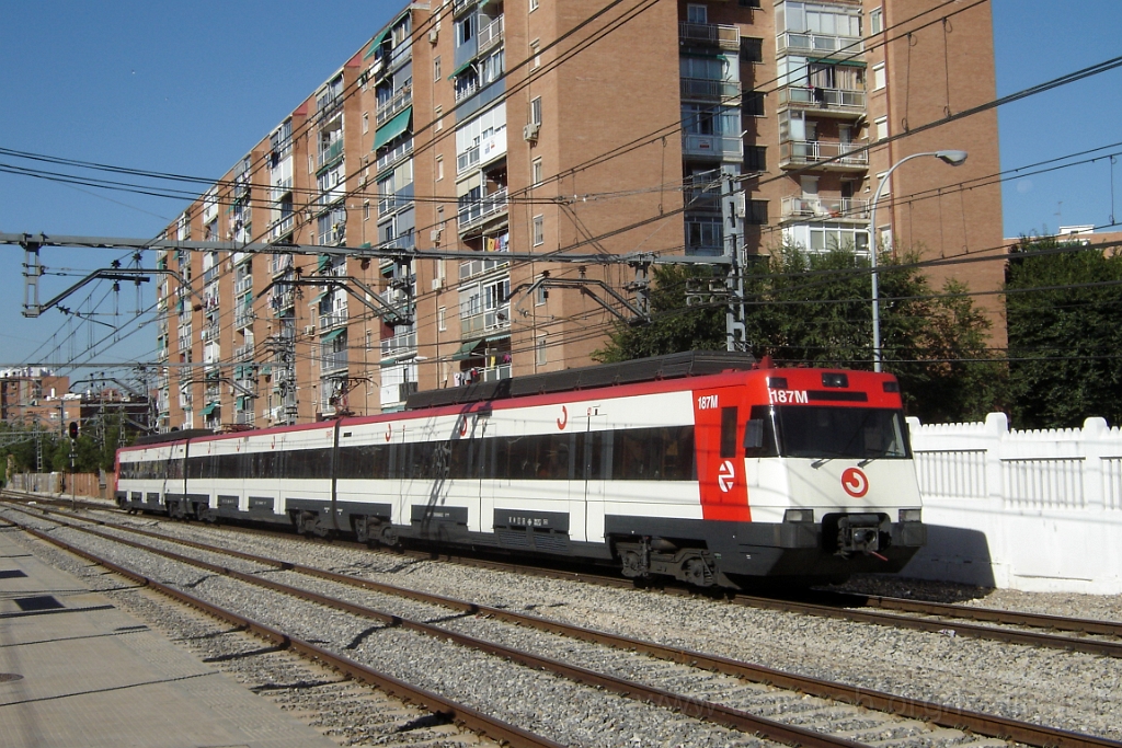1099-0035-210905.jpg - Renfe 446.187-7 / Alcalá de Henares 21.9.2005