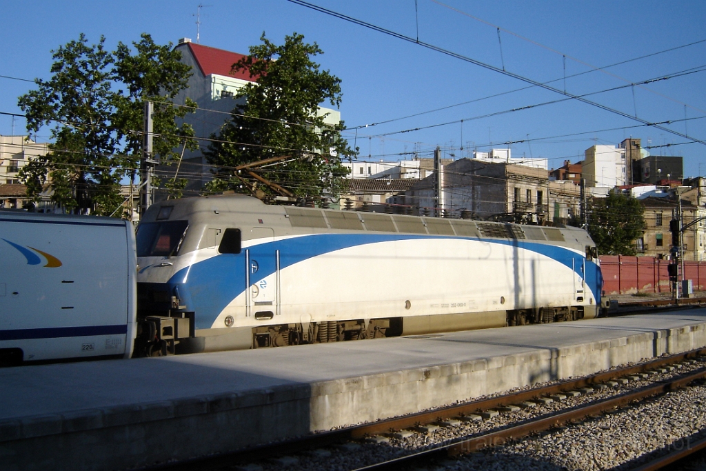 1068-0033-110705.jpg - Renfe 252.069-0 / València - Norte 11.7.2005