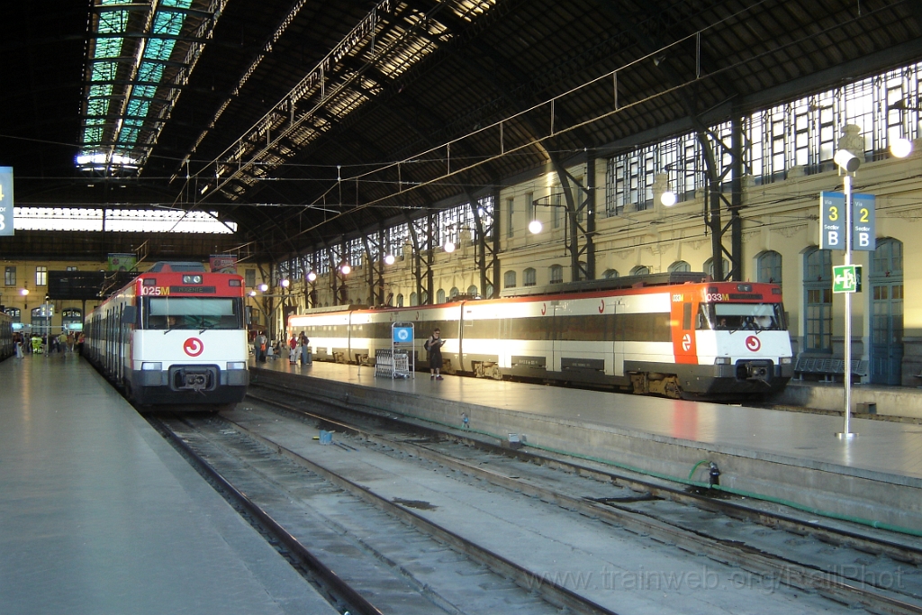 1068-0044-110705.jpg - Renfe 447.025-8 + 447.033-2 / València - Norte 11.7.2005