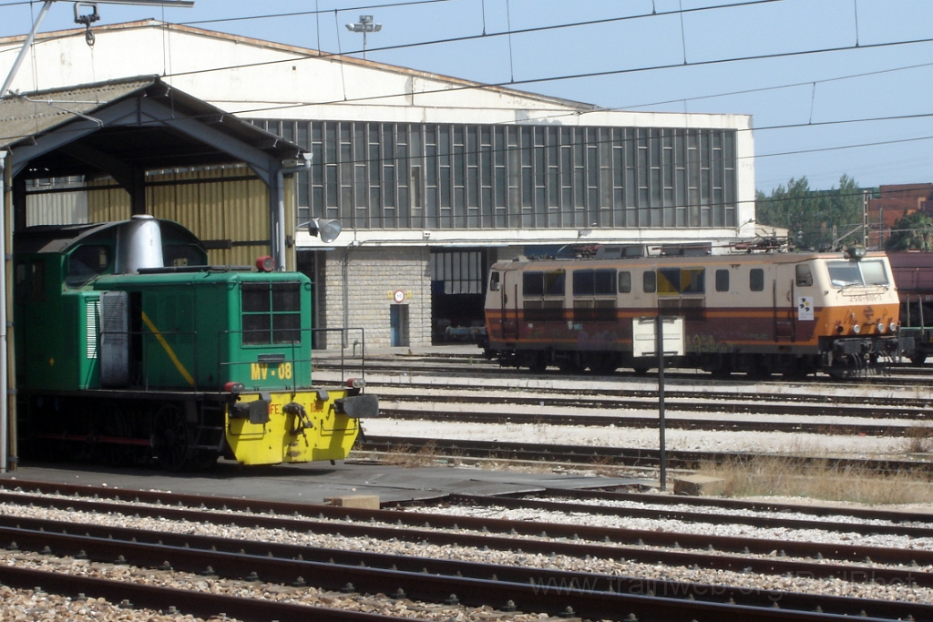1069-0043-140705.jpg - Renfe 11302 + 250.605-3 / València - Fuente San Luis 14.7.2005