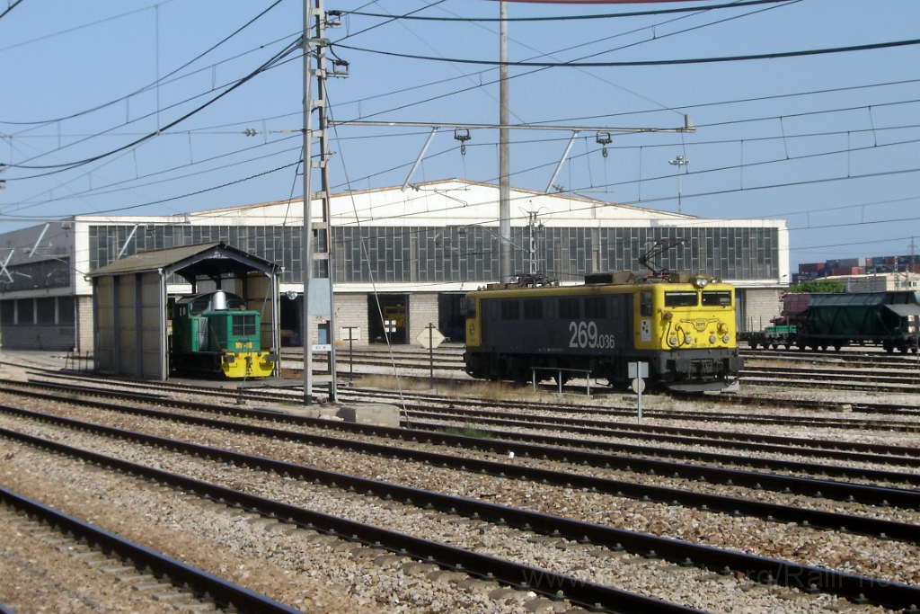 1070-0038-140705.jpg - Renfe 269.036-0 + 11302 / València - Fuente San Luis 14.7.2005