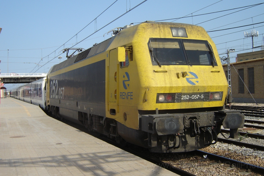 1070-0040-140705.jpg - Renfe 252.057-5  / València - Fuente San Luis 14.7.2005