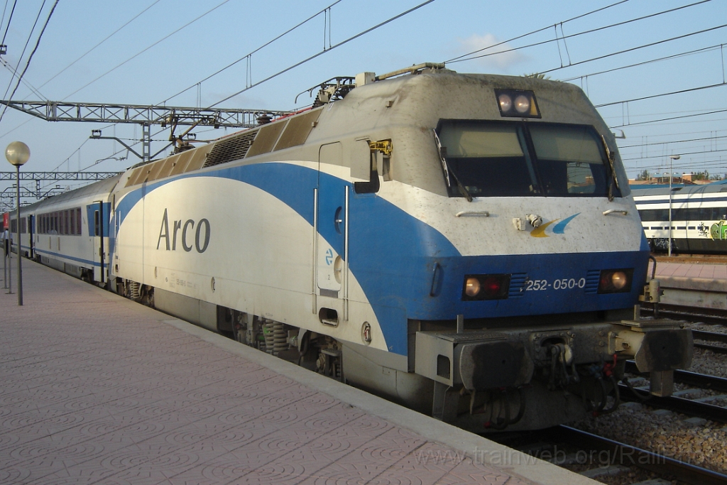 1074-0012-210705.jpg - Renfe 252.050-0 / Sagunt 21.7.2005