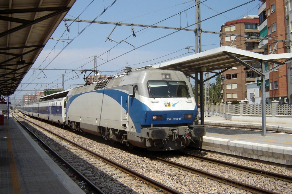 1074-0026-220705.jpg - Renfe 252.066-6 / Silla 22.7.2005