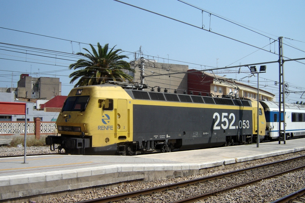 1075-0001-220705.jpg - Renfe 252.053-4 / Silla 22.7.2005