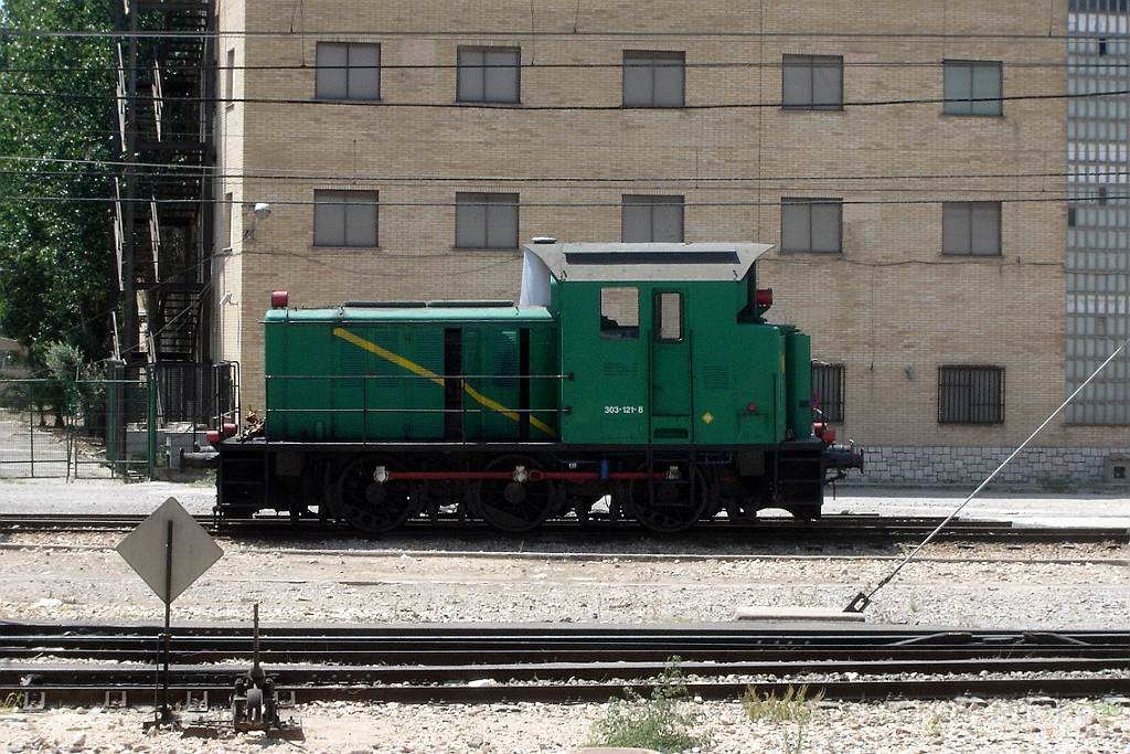 1077-0042-300705.jpg - Renfe 303.121-8 / València - Fuente San Luis 30.7.2005