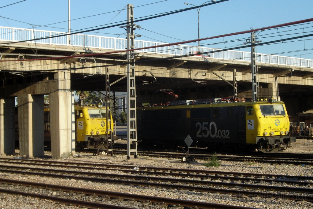 1081-0037-040805.jpg - Renfe 250.032-0 + 250.019-7 / València - Fuente San Luis 4.8.2005