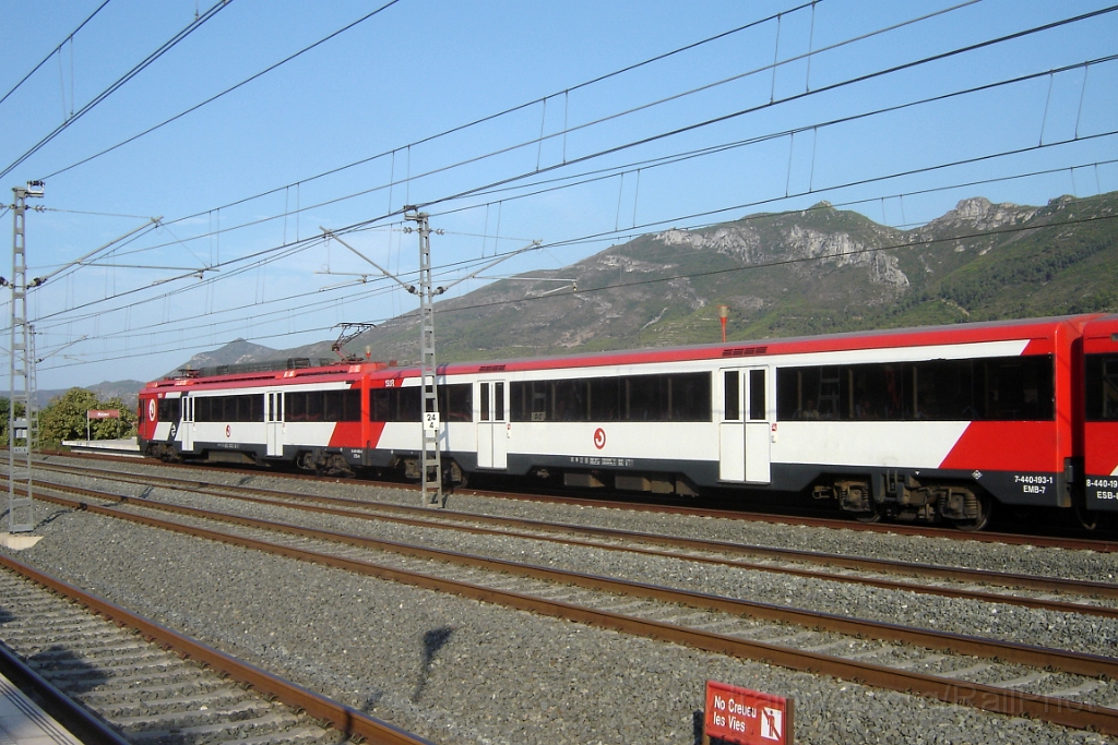 1084-0014-120805.jpg - Renfe 440.193-1 + Renfe 440.195-6 / Moixent 12.8.2005