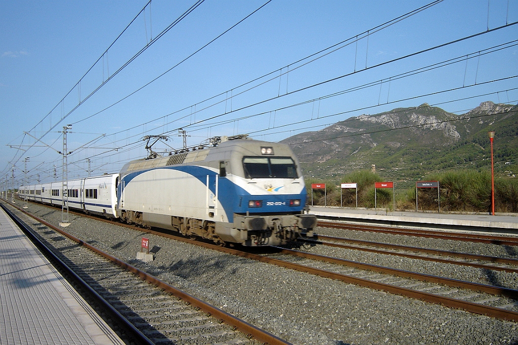 1084-0018-120805.jpg - Renfe 252.072-4 / Moixent 12.8.2005