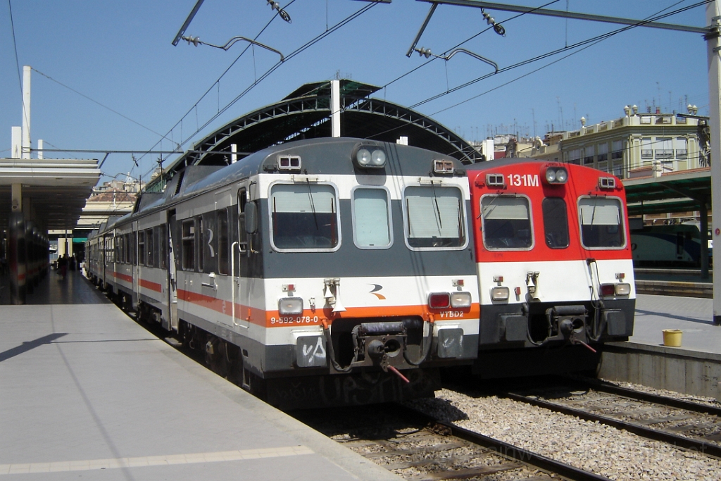 1084-0044-130805.jpg - Renfe 592.078-0 + 592.131-7 / València - Norte 13.8.2005