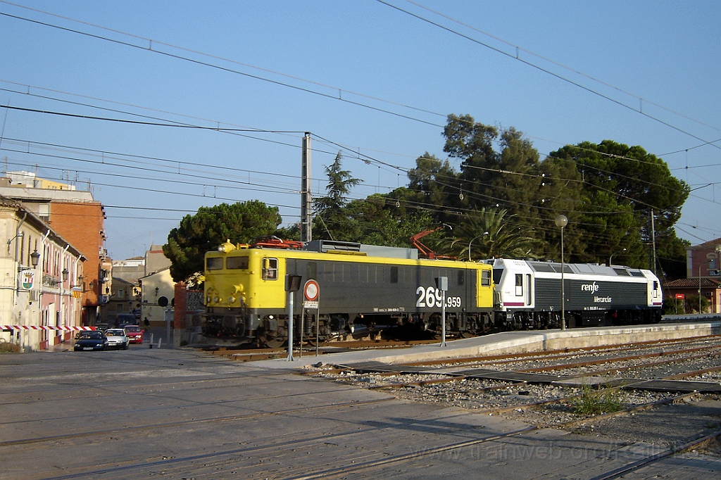 1088-0008-250805.jpg - Renfe 269.959-3 + 333.337-4 / Benifaió - Almussafes 25.8.2005