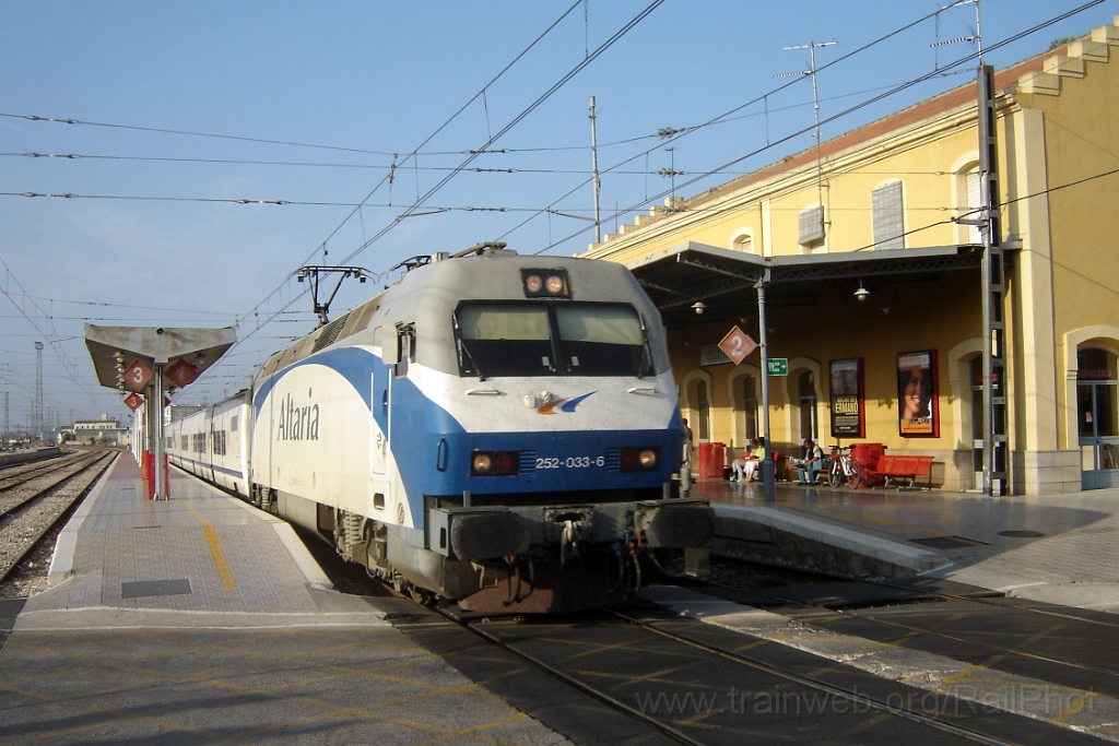 1091-0029-020905.jpg - Renfe 252.033-6 / Algemesi 2.9.2005