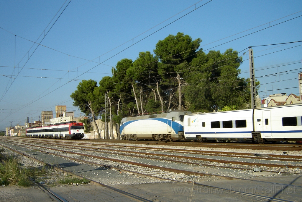 1112-0007-071005.jpg - Renfe 252.074-0 + 447.147-0 / Benifaió - Almussafes 7.10.2005