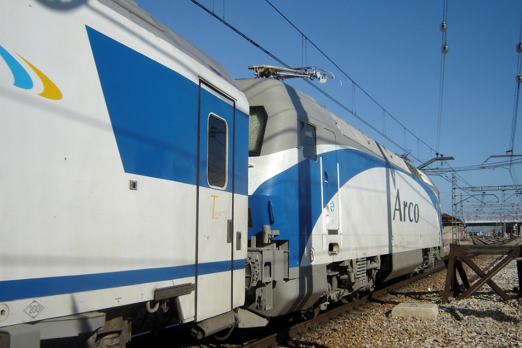 1114-0039-151005.jpg - Renfe 252.051-8 / València - Fuente San Luis 15.10.2005