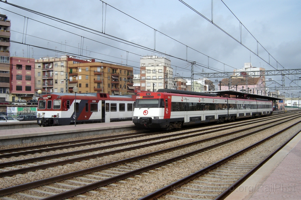 1124-0003-281005.jpg - Renfe 447.014-2 + 592.302-4 / Sagunt 28.10.2005