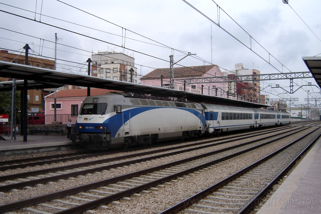 1126-0002-281005.jpg - Renfe 252.073-2 / Sagunt 28.10.2005