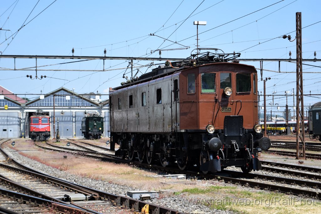 8604-0014-270523.jpg - SBB-CFF Be 4/7 12504 + Ae 6/6 11425 "Genève" + Ae 3/5 10217 / Olten 27.5.2023