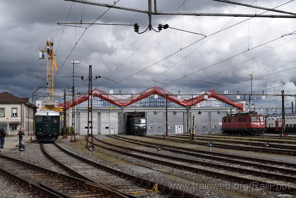 8838-0009-211023.jpg - SBB-CFF Bm 4/4" 18451 + Ae 6/6 11421 "Graubünden / Grishun" + Ae 6/6 11425 "Genève" / Olten 21.10.2023