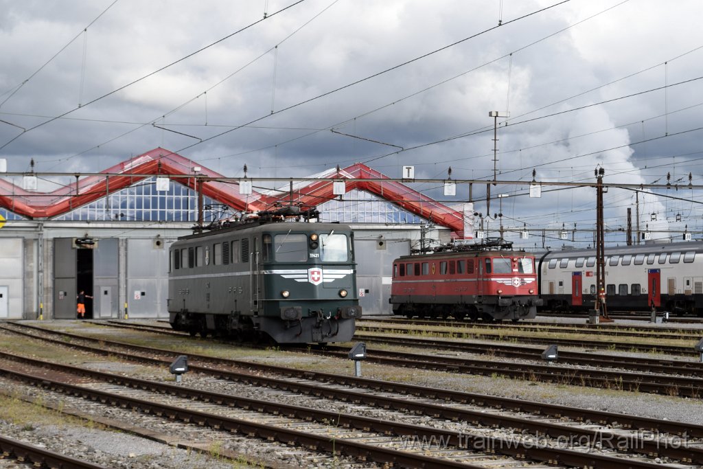 8838-0013-211023.jpg - SBB-CFF Ae 6/6 11421 "Graubünden / Grishun" + Ae 6/6 11425 "Genève" / Olten 21.10.2023