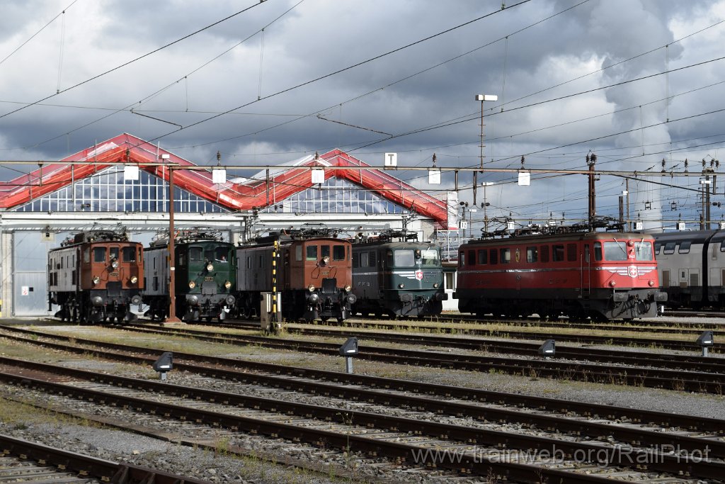 8839-0021-211023.jpg - SBB-CFF Ae 3/6" 10439 + Ae 3/5 10217 + Be 4/7 12504 + Ae 6/6 11421 "Graubünden / Grishun" + Ae 6/6 11425 "Genève" / Olten 21.10.2023