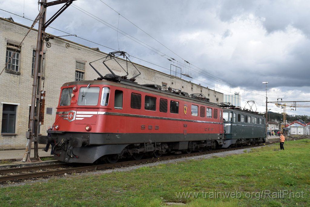 8843-0027-211023.jpg - SBB-CFF Ae 6/6 11421 "Graubünden / Grishun" + Ae 6/6 11425 "Genève" / Olten 21.10.2023