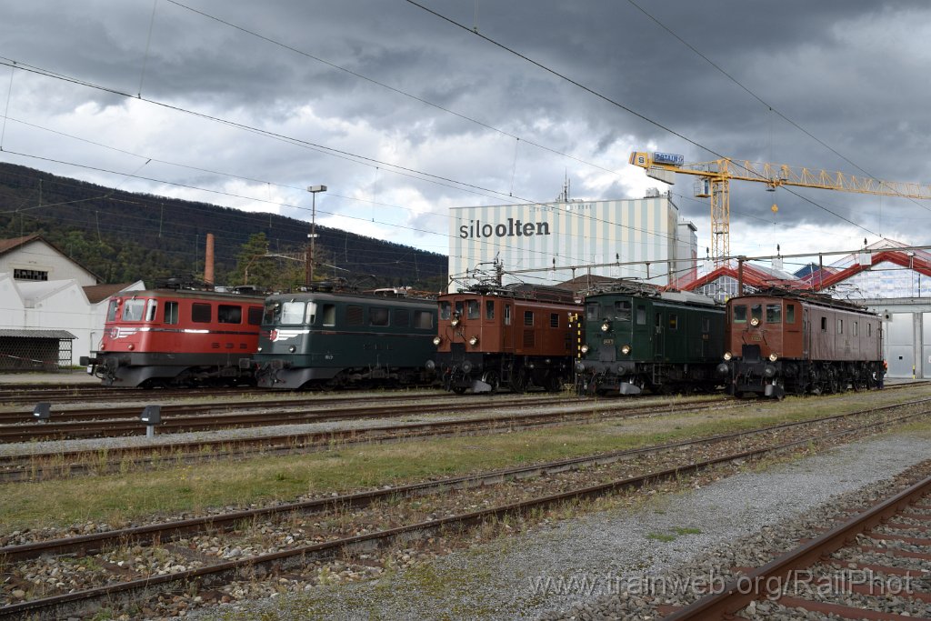8849-0023-211023.jpg - SBB-CFF Ae 6/6 11425 "Genève" + Ae 6/6 11421 "Graubünden / Grishun" + Ae 3/6" 10439 + Ae 3/5 10217 + Be 4/7 12504 / Olten 21.10.2023