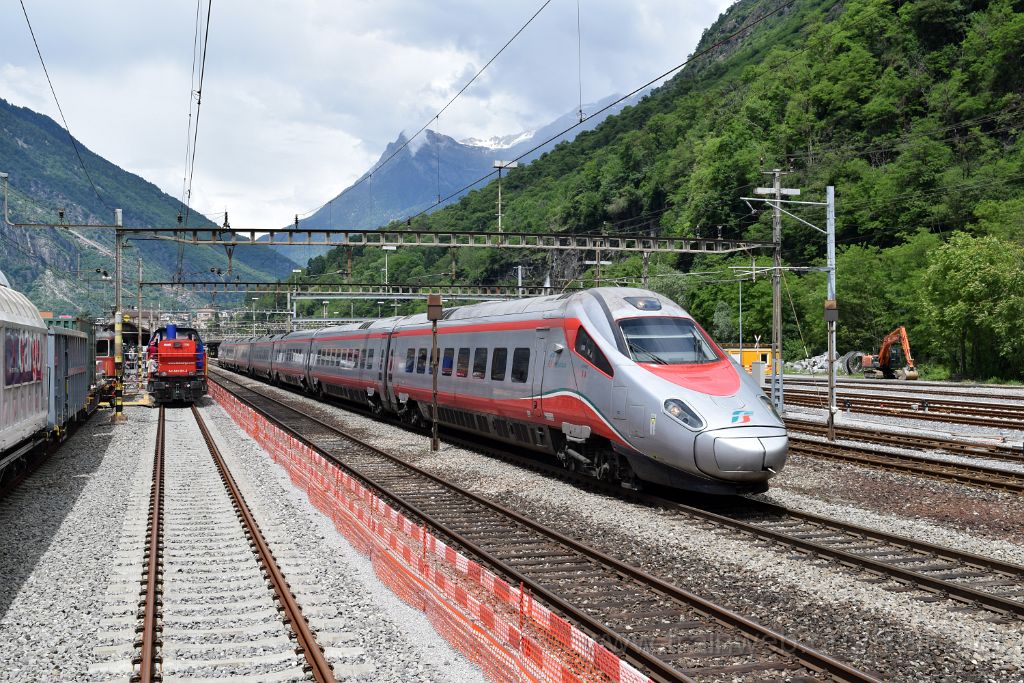 3937-0042-050616.jpg - SBB-CFF Am 843.061-3 + FS ETR 93 85 5 610.103-9 / Biasca 5.6.2016