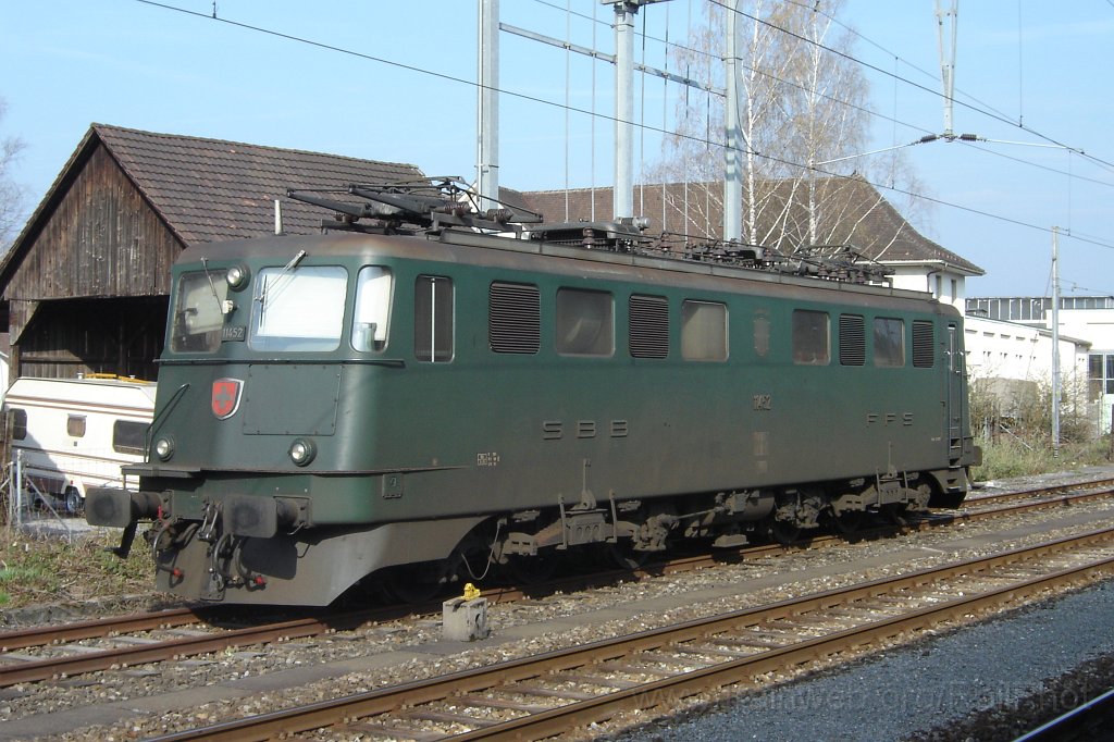 1028-0001-050405.jpg - SBB-CFF Ae 6/6 11452 «Baden» / Hinwil 5.4.2005