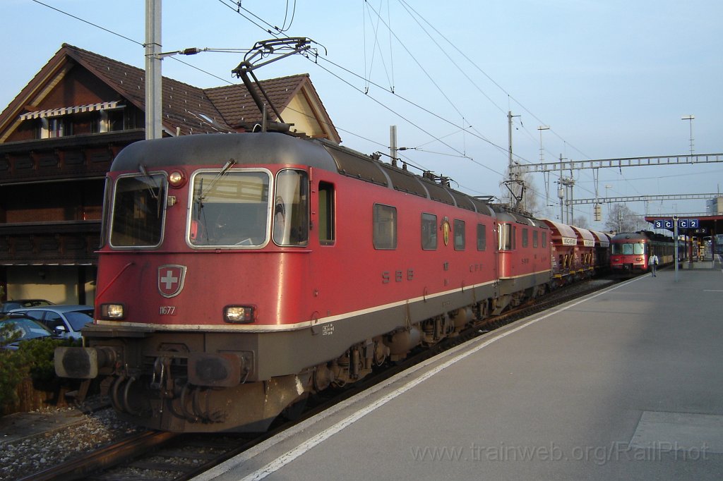 1028-0021-060405.jpg - SBB-CFF Re 6/6 11677 «Neuhausen am Rheinfall» + Re 4/4'' 11345 / Hinwil 6.4.2005