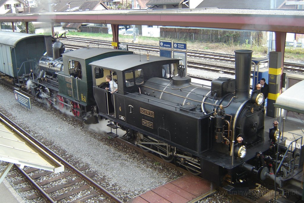 1473-0039-270408.jpg - DVZO Ed 3/3 4 «Schwyz» + E 3/3 8518 «Bäretswil» / Hinwil 27.4.2008