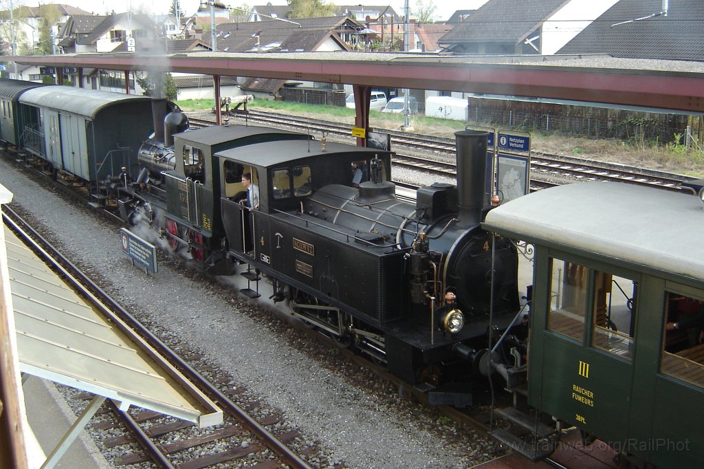 1473-0040-270408.jpg - DVZO Ed 3/3 4 «Schwyz» + E 3/3 8518 «Bäretswil» / Hinwil 27.4.2008