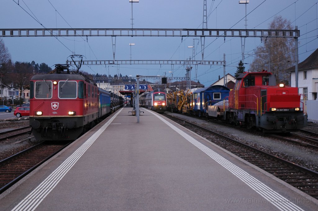 1847-0007-120410.jpg - SBB-CFF Re 4/4'' 11284 + RABe 514.055-3 + Am 841.009-4 / Hinwil 12.4.2010