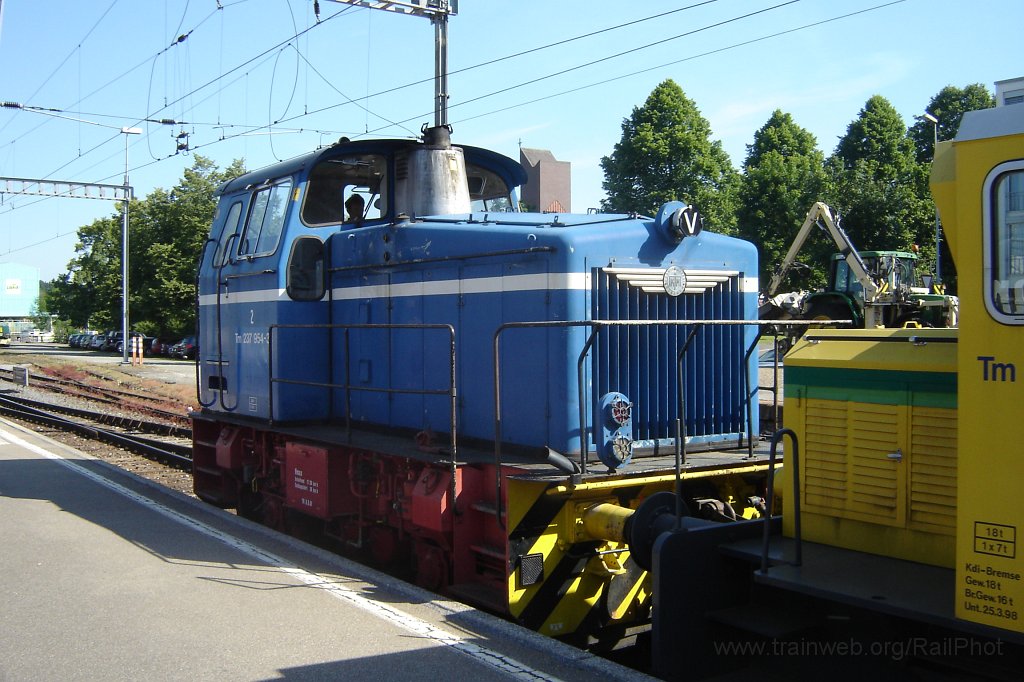 1059-0003-100605.jpg - LSB Tm 237.954-3 / Hinwil 10.6.2005