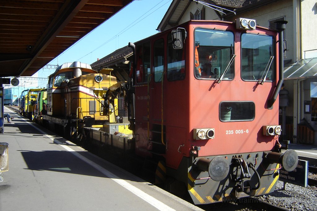 1059-0010-100605.jpg - Tm 235.005-6 + LSB Em 847.901-6 / Hinwil 10.6.2005