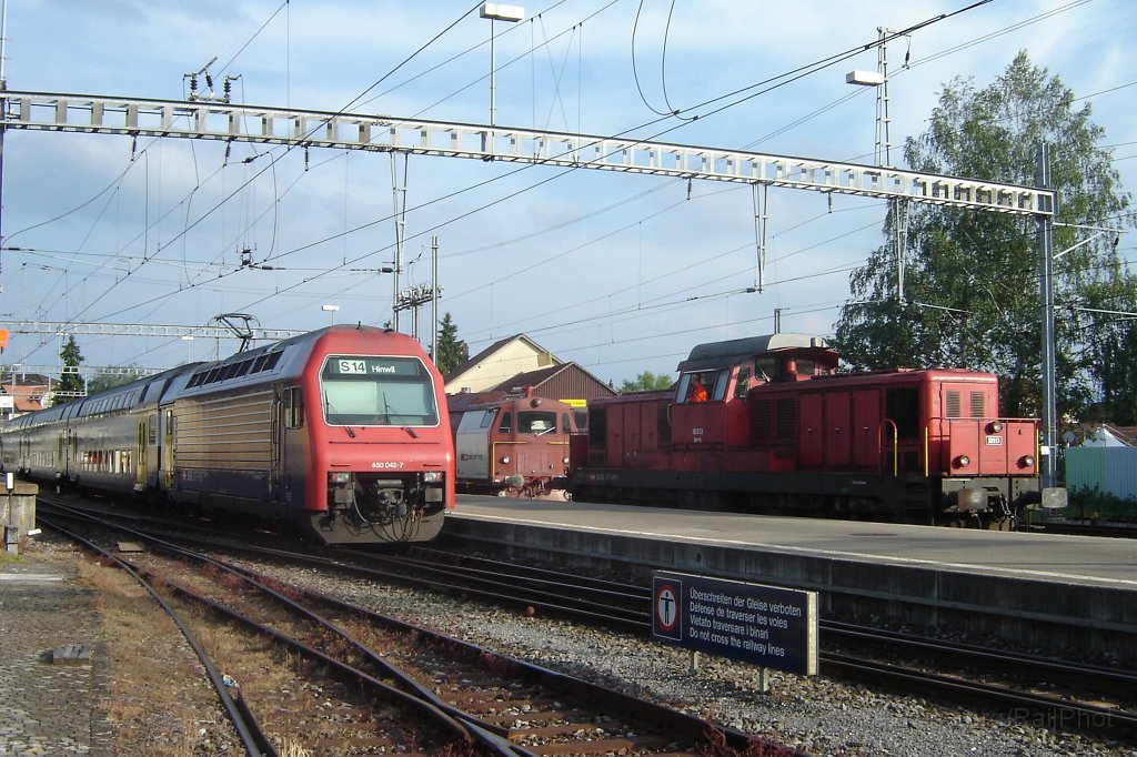 1060-0036-170605.jpg - Re 450.012-7 «Schwamendingen» + Bm 6/6 18513 / Hinwil 17.6.2005