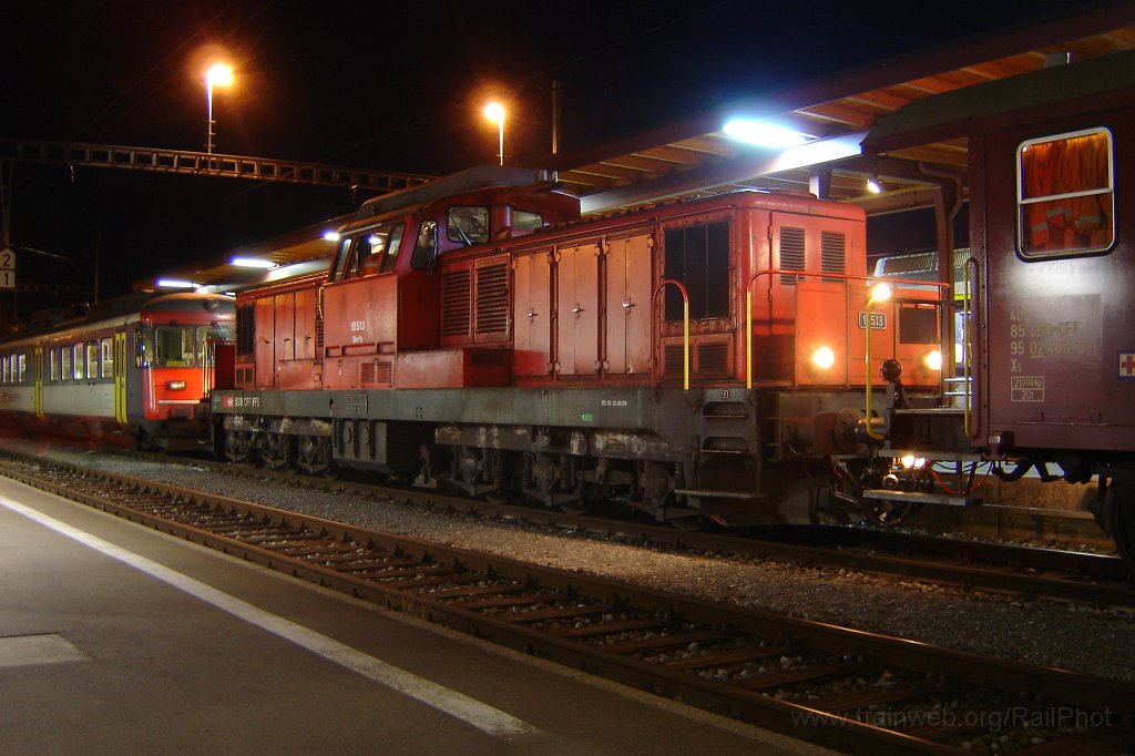 1061-0022-170605.jpg - Bm 6/6 18513 + RABDe 510.007-8 / Hinwil 17.6.2005