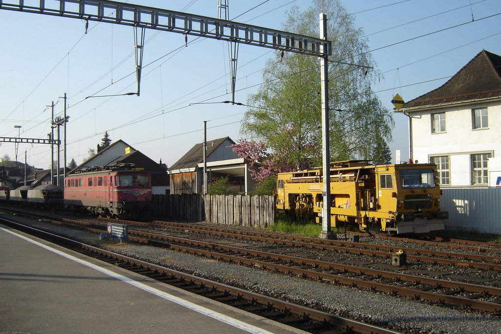 1314-0050-200407.jpg - Scheuchzer VTms 40 85 95-81 071-9 + SBB-CFF Ae 6/6 11422 «Vaud» / Hinwil 20.4.2007