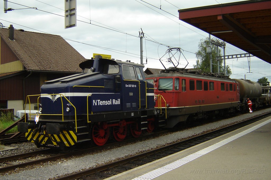 1369-0022-160807.jpg - Tensol Rail Em 837.821-8 + Ae 6/6 11464 «Erstfeld» / Hinwil 16.8.2007