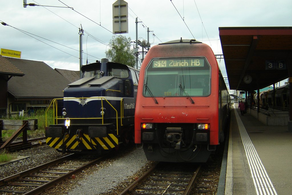 1370-0008-160807.jpg - Tensol Rail Em 837.821-8 + Bt 50 85 26-33 970-2 / Hinwil 16.8.2007